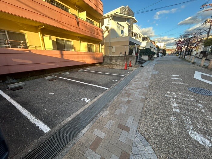 物件外観写真4　(駐車場)