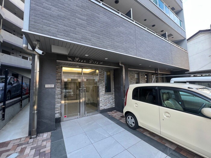 物件外観写真4　(エントランス部分)