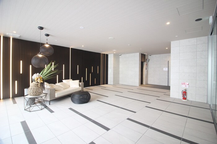 物件外観写真2　(エントランス部分)