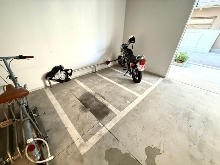 物件外観写真4　(バイク置き場)