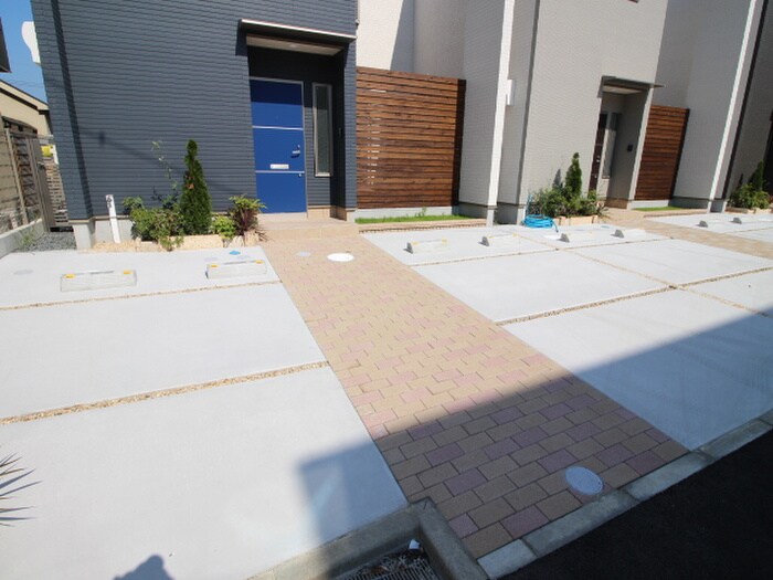 物件外観写真3　(駐車場)