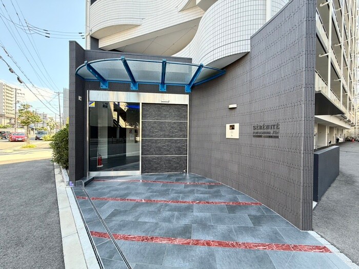 物件外観写真2　(エントランス部分)