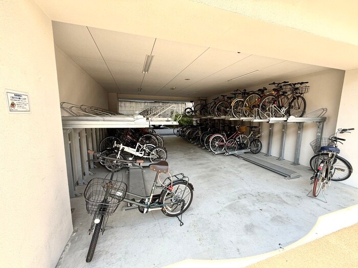 物件外観写真3　(駐輪場)