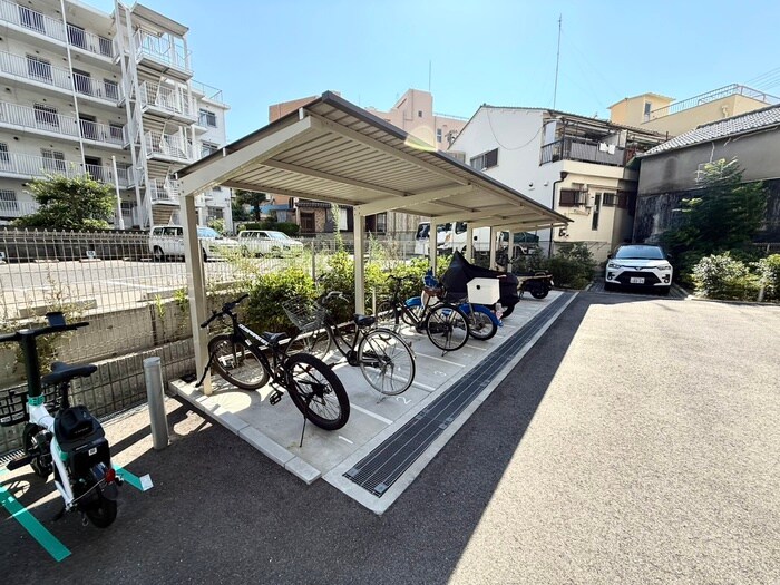 物件外観写真4　(バイク置き場)