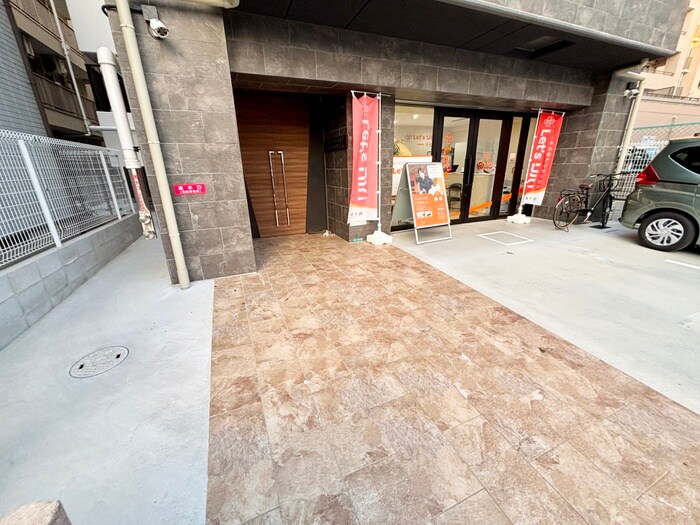 物件外観写真3　(エントランス部分)