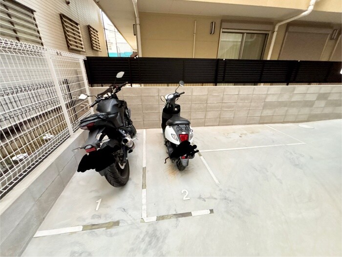 物件外観写真6　(バイク置き場)