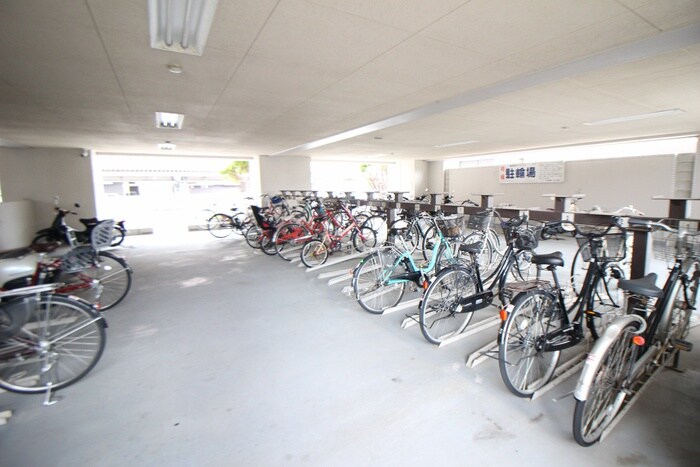 物件外観写真4　(駐輪場)