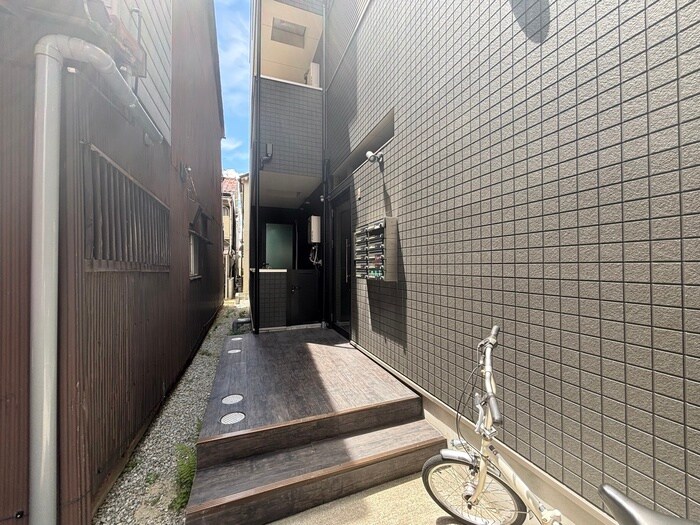 物件外観写真3　(エントランス部分)