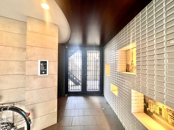 物件外観写真3　(エントランス部分)