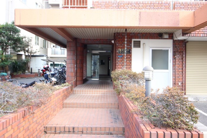 物件外観写真3　(エントランス部分)