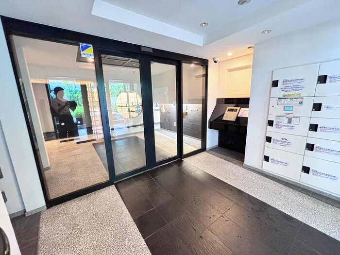 物件外観写真2　(エントランス部分)