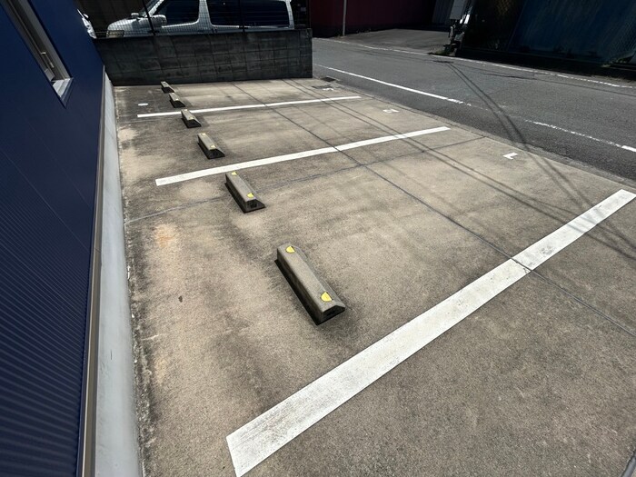 物件外観写真6　(駐車場)