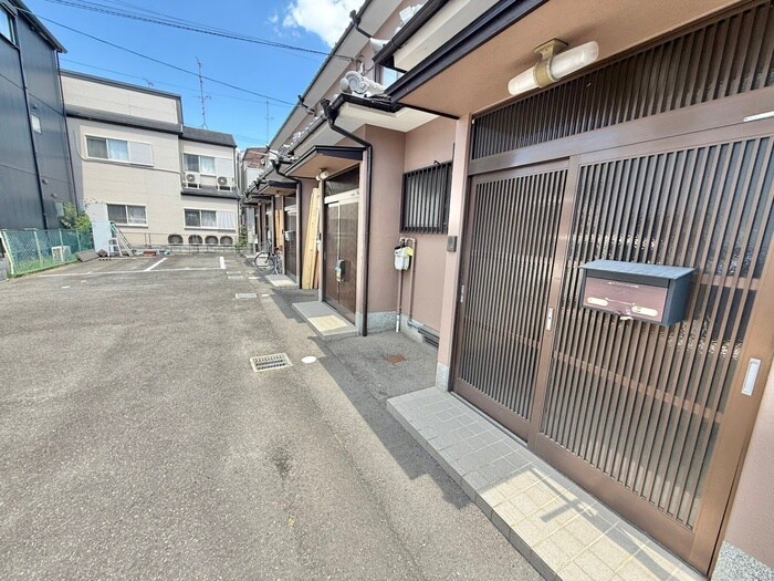 物件外観写真3　(エントランス部分)