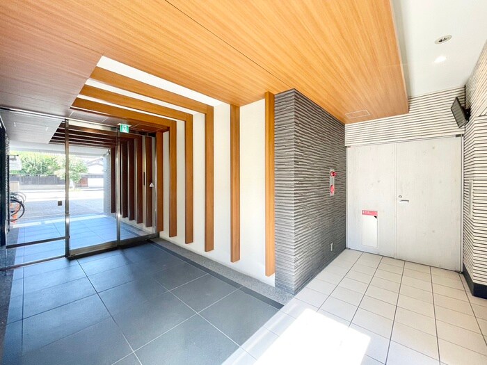 物件外観写真3　(エントランス部分)