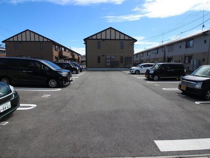 物件外観写真3　(駐車場)