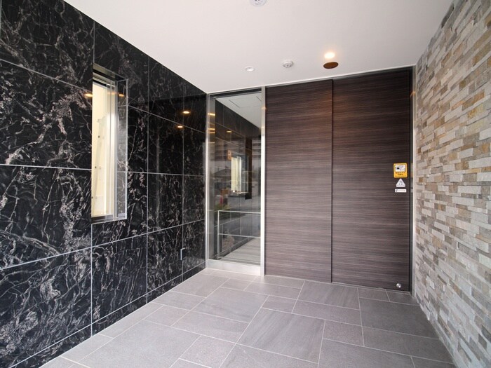 物件外観写真2　(エントランス部分)