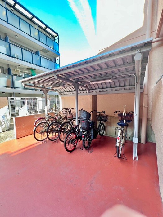 物件外観写真4　(駐輪場)