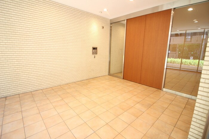 物件外観写真5　(エントランス部分)