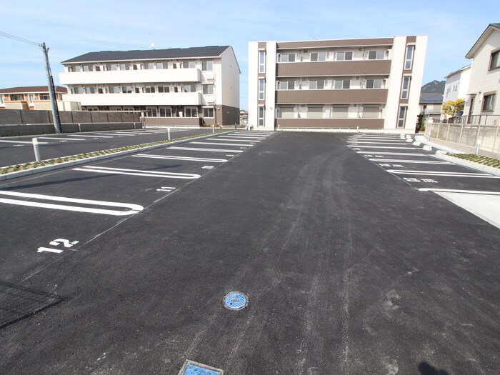 物件外観写真2　(駐車場)