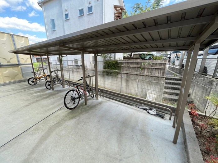 物件外観写真3　(駐輪場)