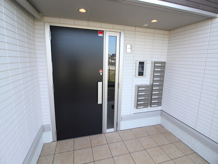 物件外観写真5　(エントランス部分)