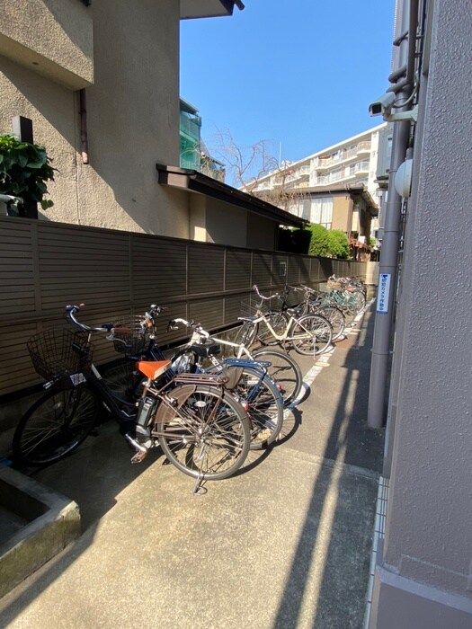 物件外観写真5　(バイク置き場)