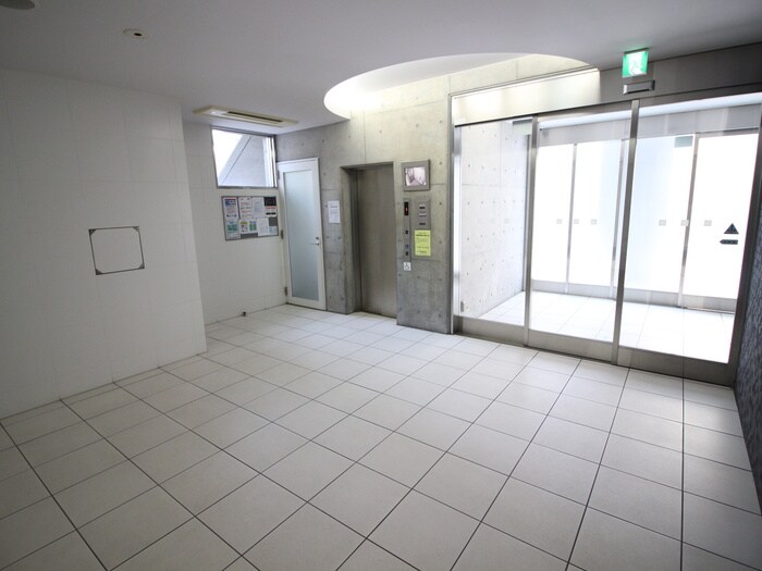 物件外観写真6　(エントランス部分)