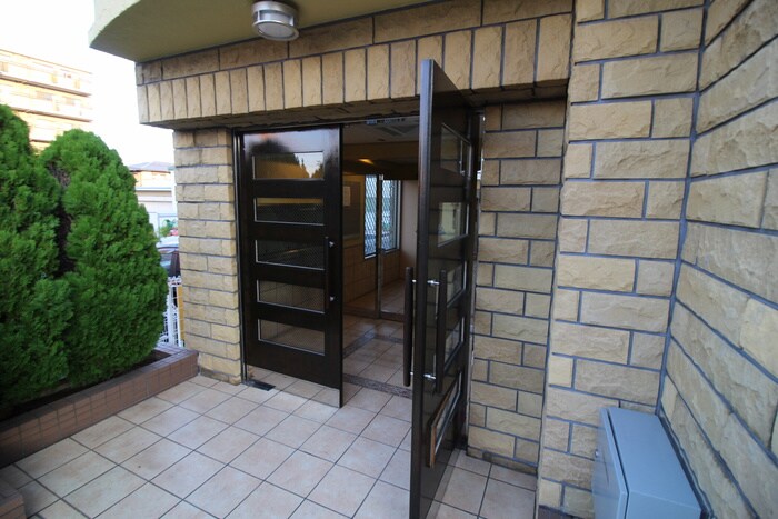 物件外観写真2　(エントランス部分)