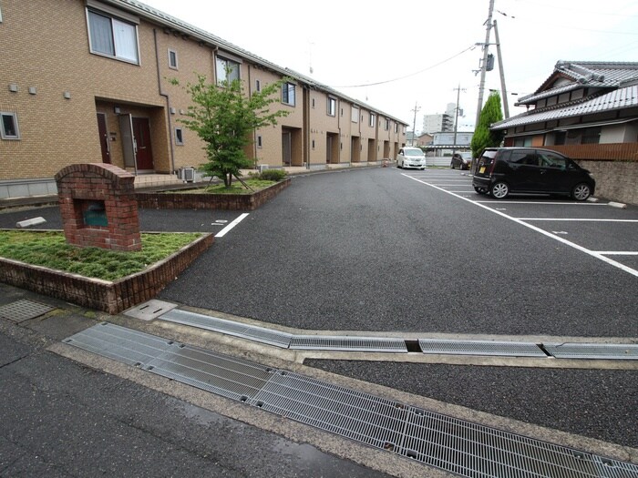 物件外観写真3　(駐車場)