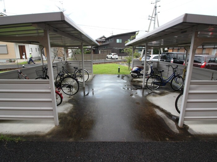 物件外観写真4　(駐輪場)
