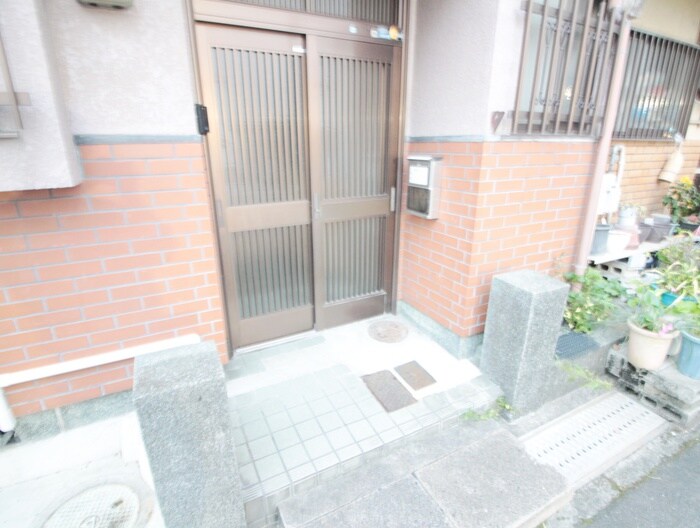 物件外観写真4　(エントランス部分)