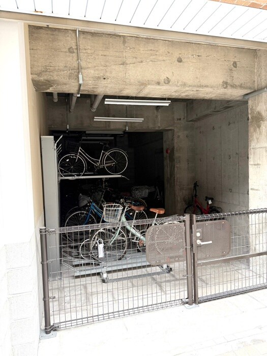 物件外観写真4　(駐輪場)