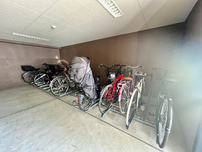 物件外観写真4　(駐輪場)
