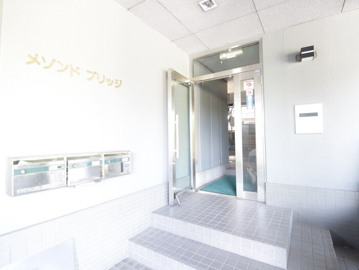 物件外観写真3　(エントランス部分)