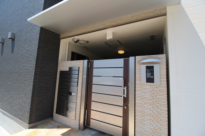 物件外観写真3　(エントランス部分)
