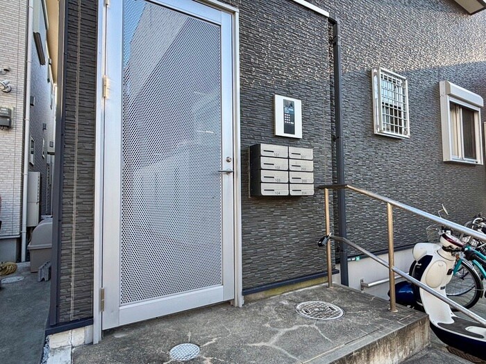 物件外観写真4　(エントランス部分)