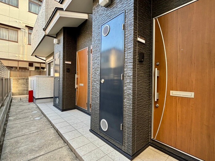 物件外観写真5　(エントランス部分)