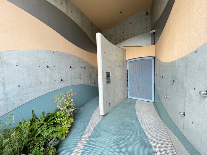 物件外観写真2　(エントランス部分)