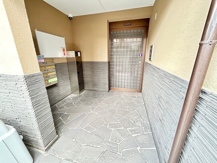 物件外観写真2　(エントランス部分)