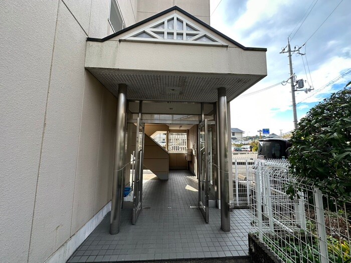 物件外観写真2　(エントランス部分)