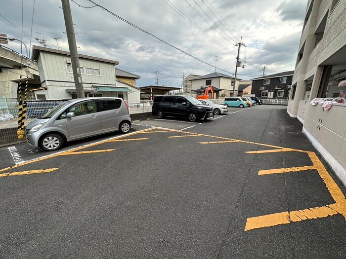 物件外観写真4　(駐車場)