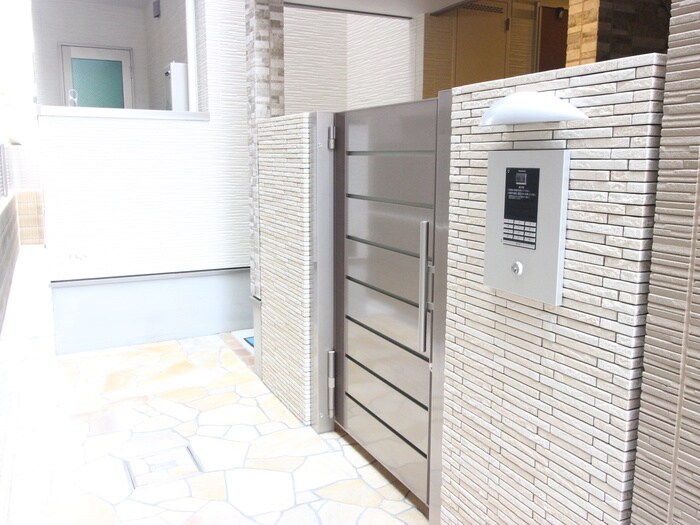 物件外観写真3　(エントランス部分)
