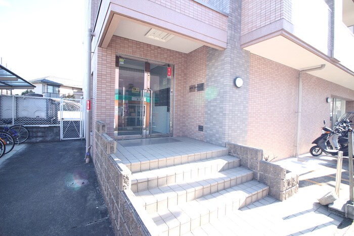 物件外観写真3　(エントランス部分)