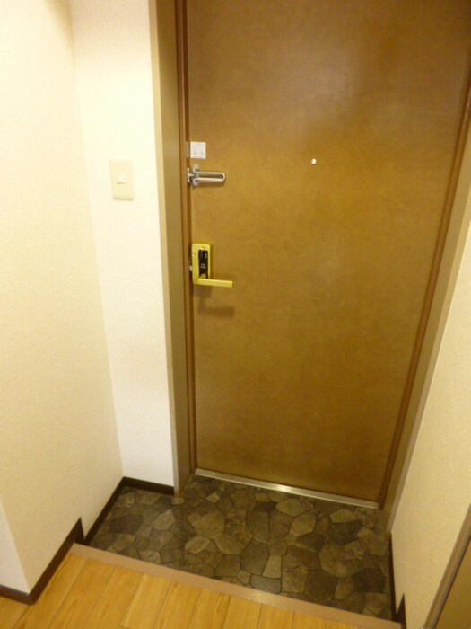 物件内観写真16　(玄関)