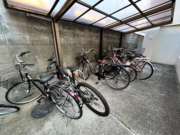 物件外観写真4　(駐輪場)