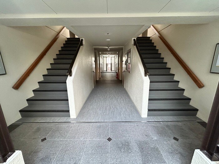 物件外観写真6　(エントランス部分)