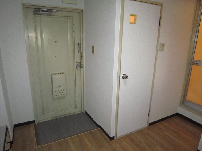 物件内観写真4　(玄関)