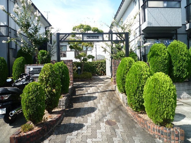 物件外観写真2　(エントランス部分)