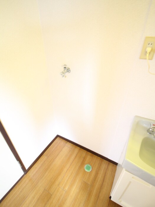 物件内観写真14　(洗濯機置場)