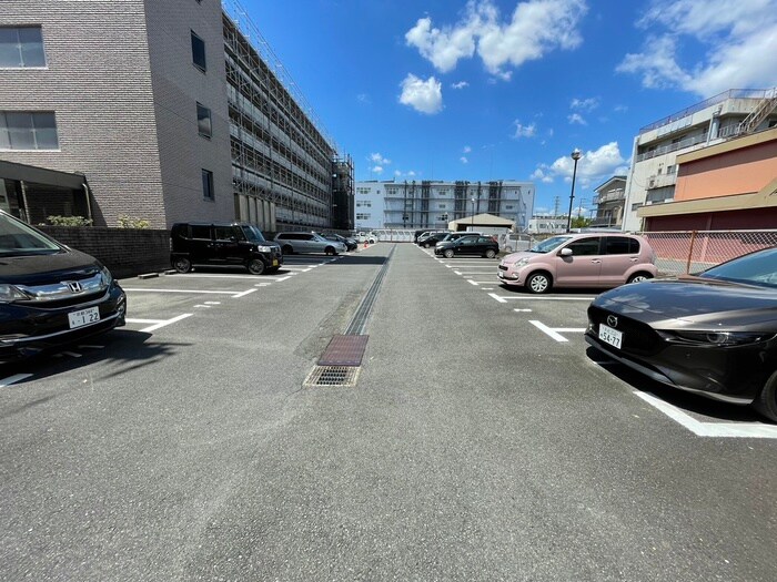物件外観写真5　(駐車場)